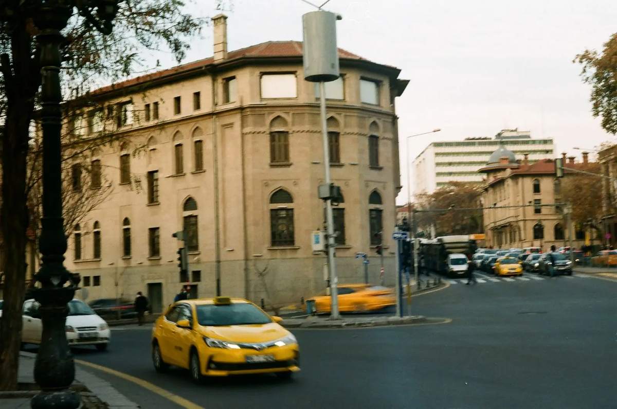Kasaba köşesinde bekleyen sarı taksi