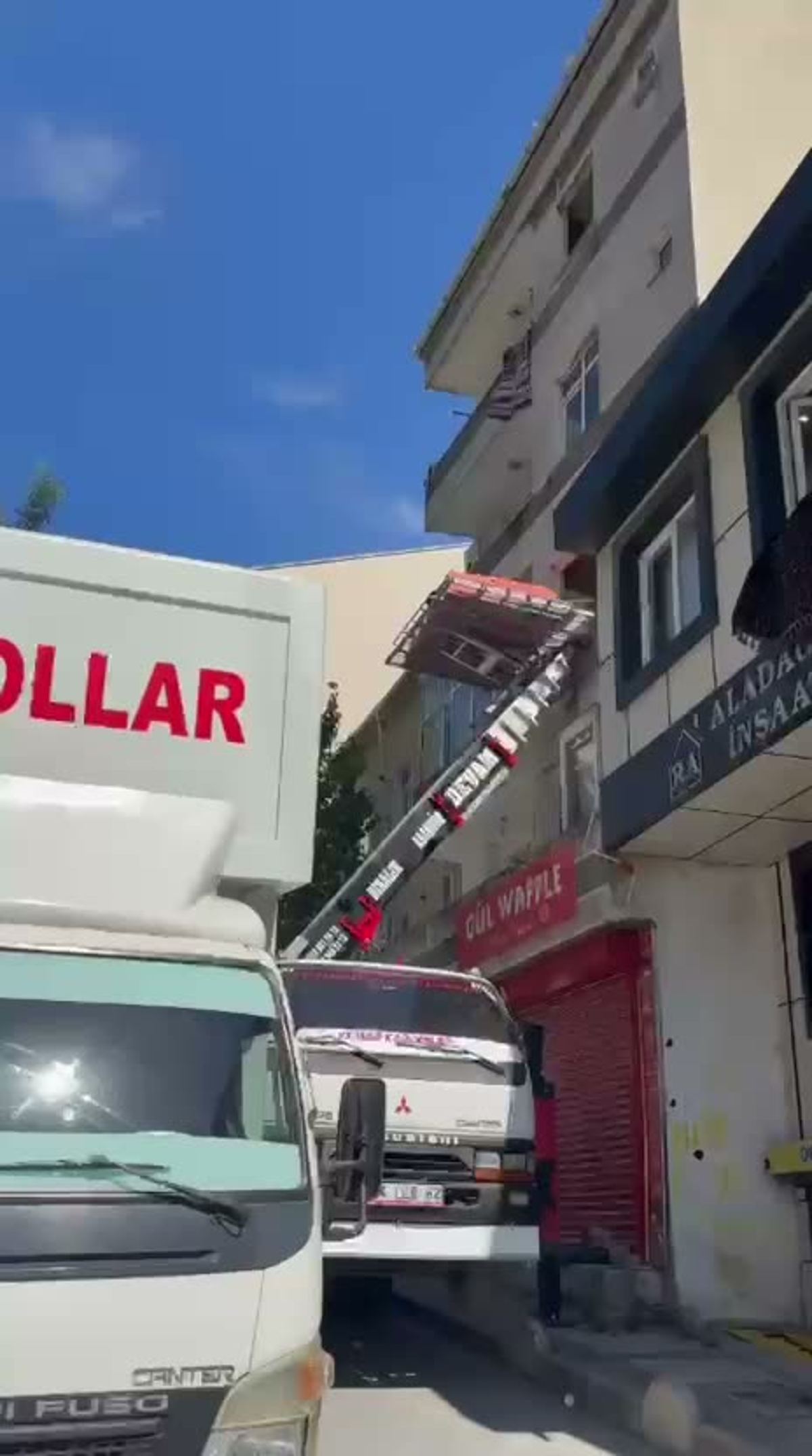 Bina cephesine kurulmuş eşya asansörü