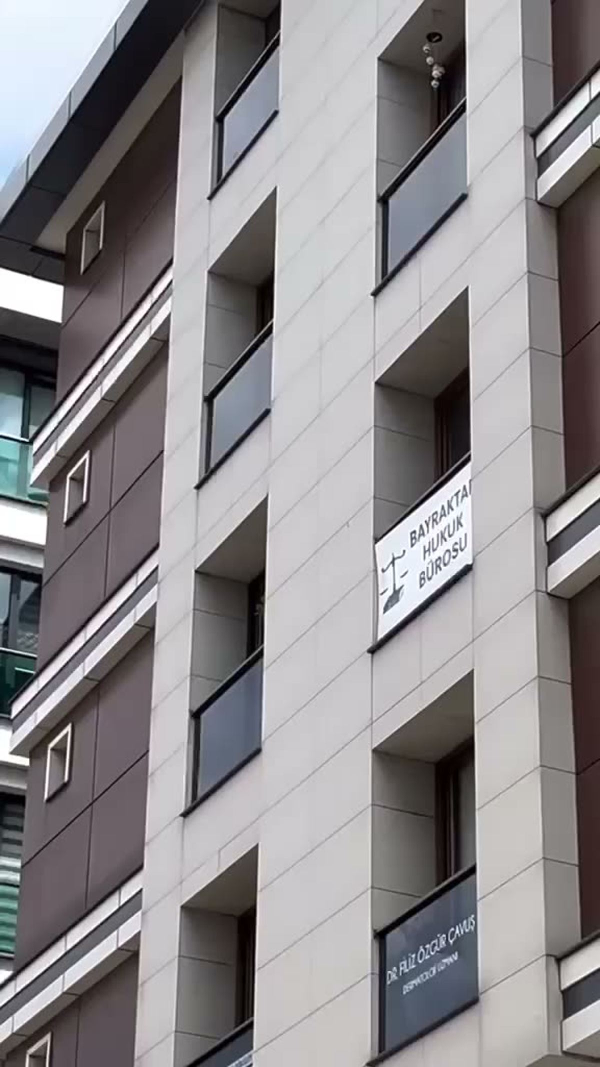 Ofis taşımasında Şenollar aracı iş başında