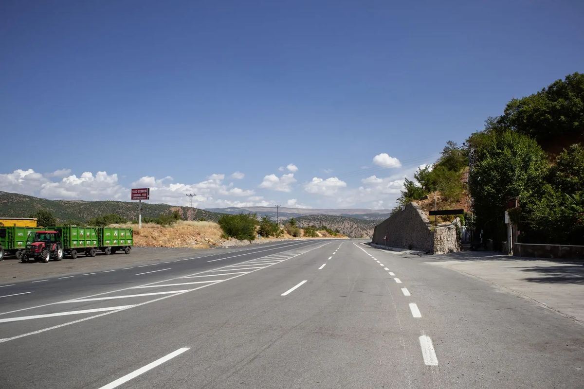 Güneşli bir günde şehirler arası karayolu