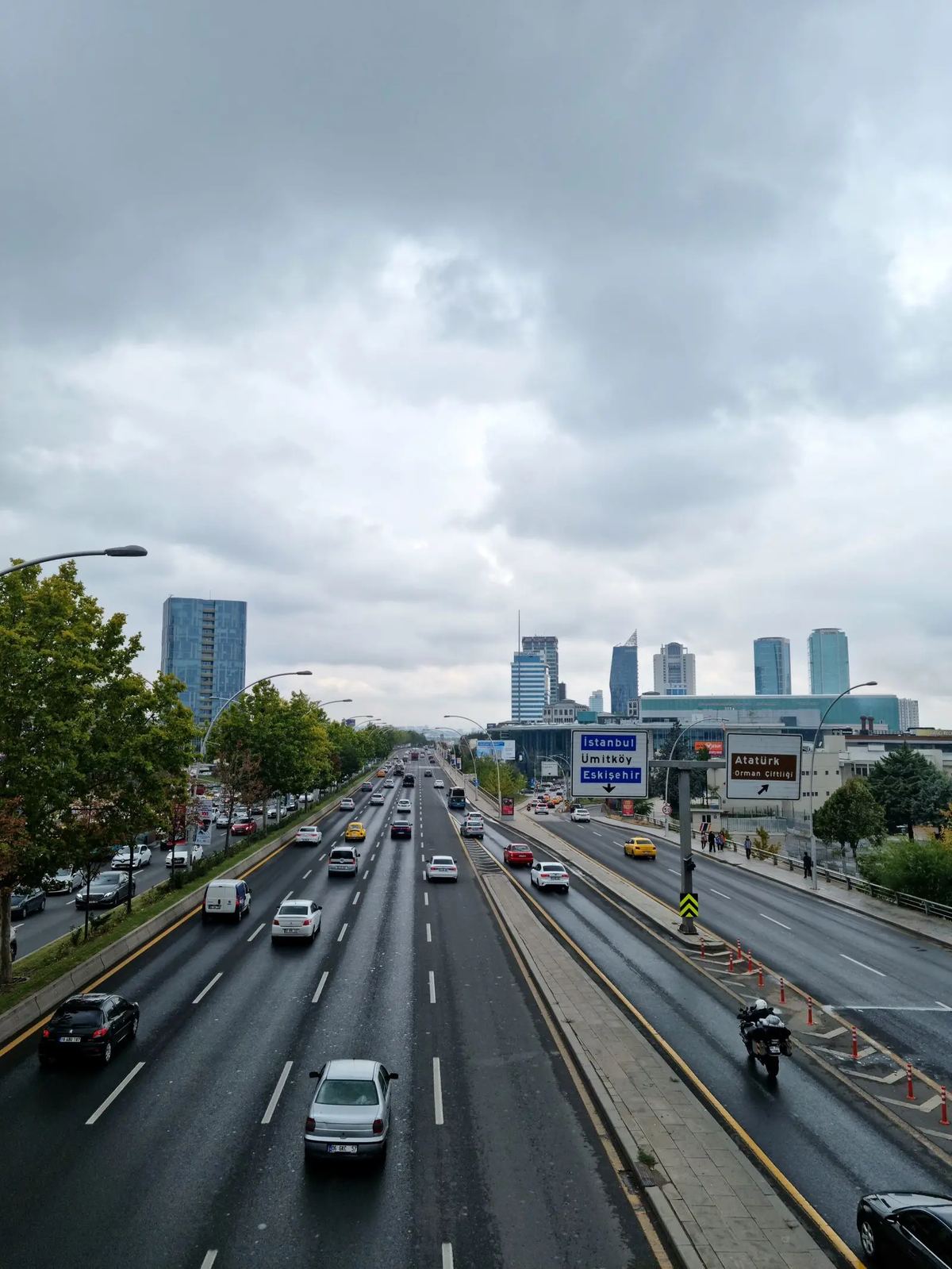 Şehir girişinde çok şeritli otoyol trafiği