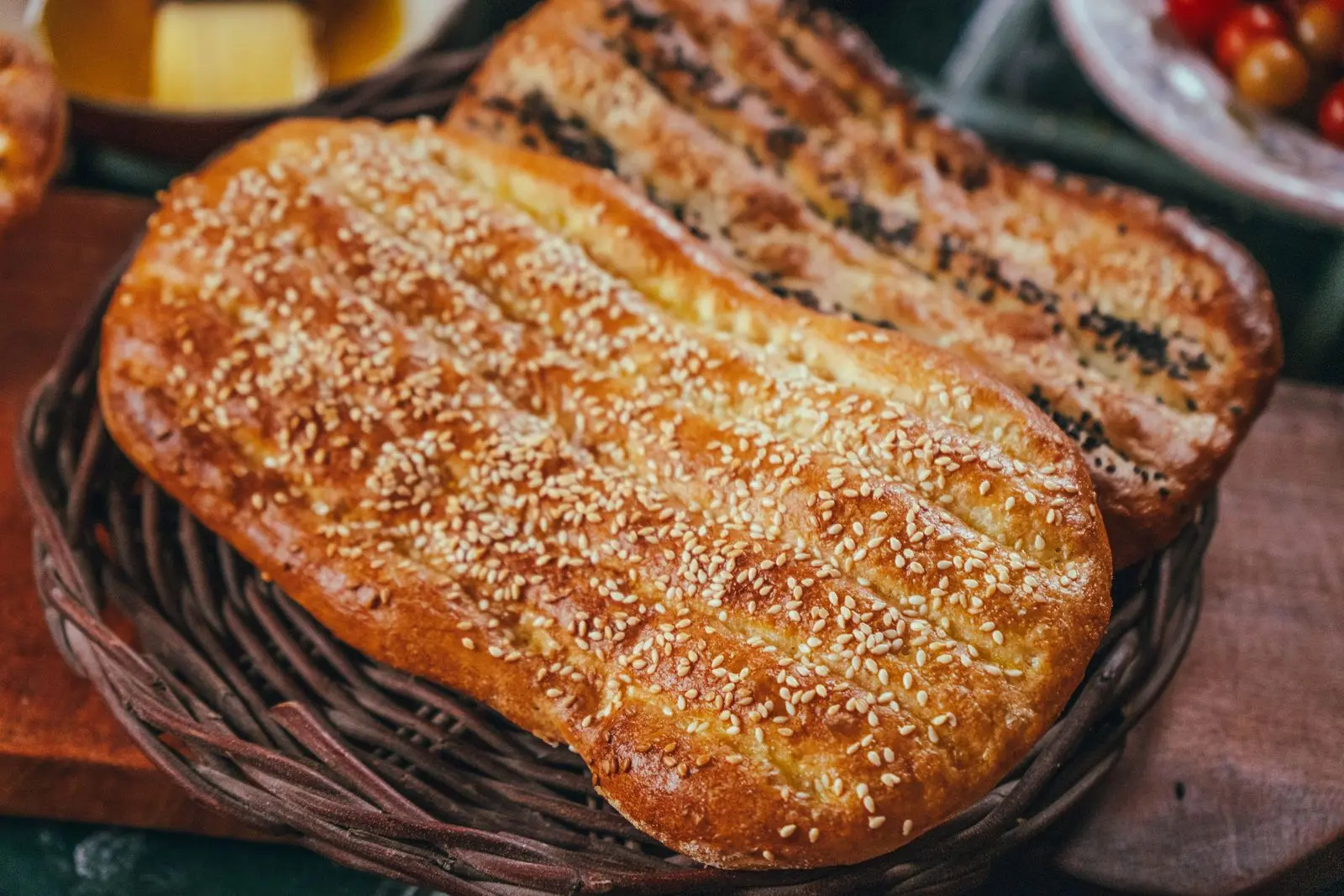 Hasır sepette susamlı ve çörek otlu ekmek