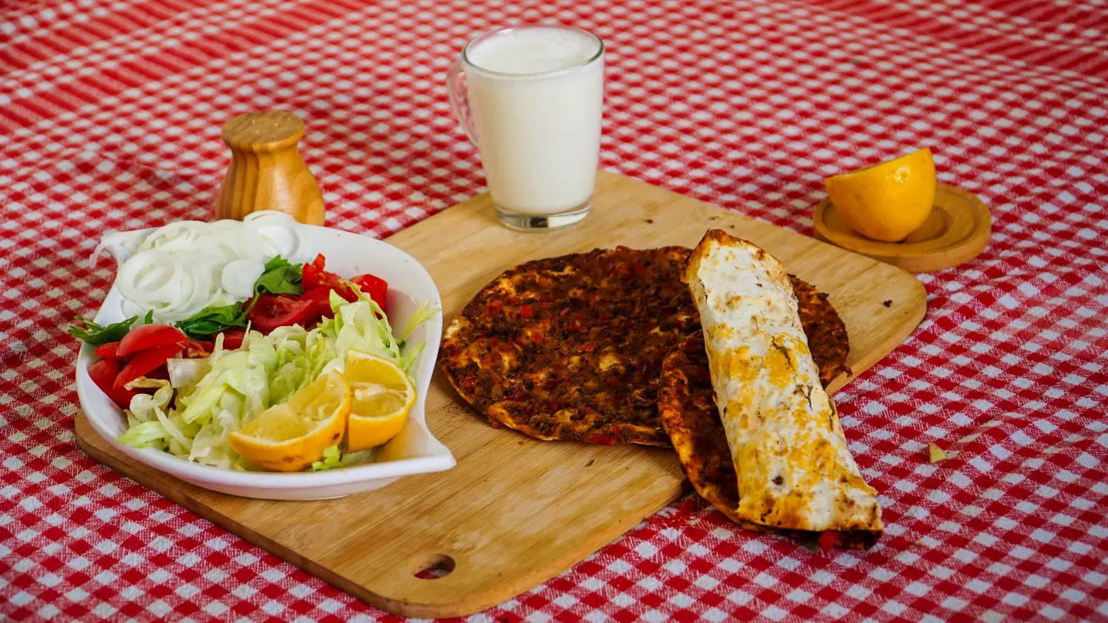 Lahmacun, salata ve ayran