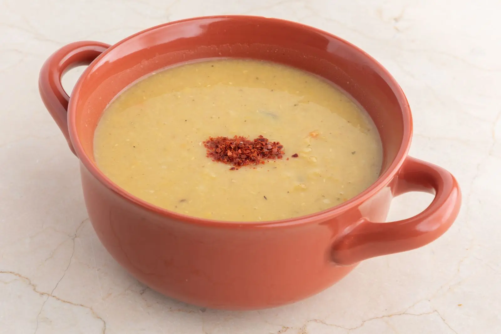 Toprak kâsede mercimek çorbası