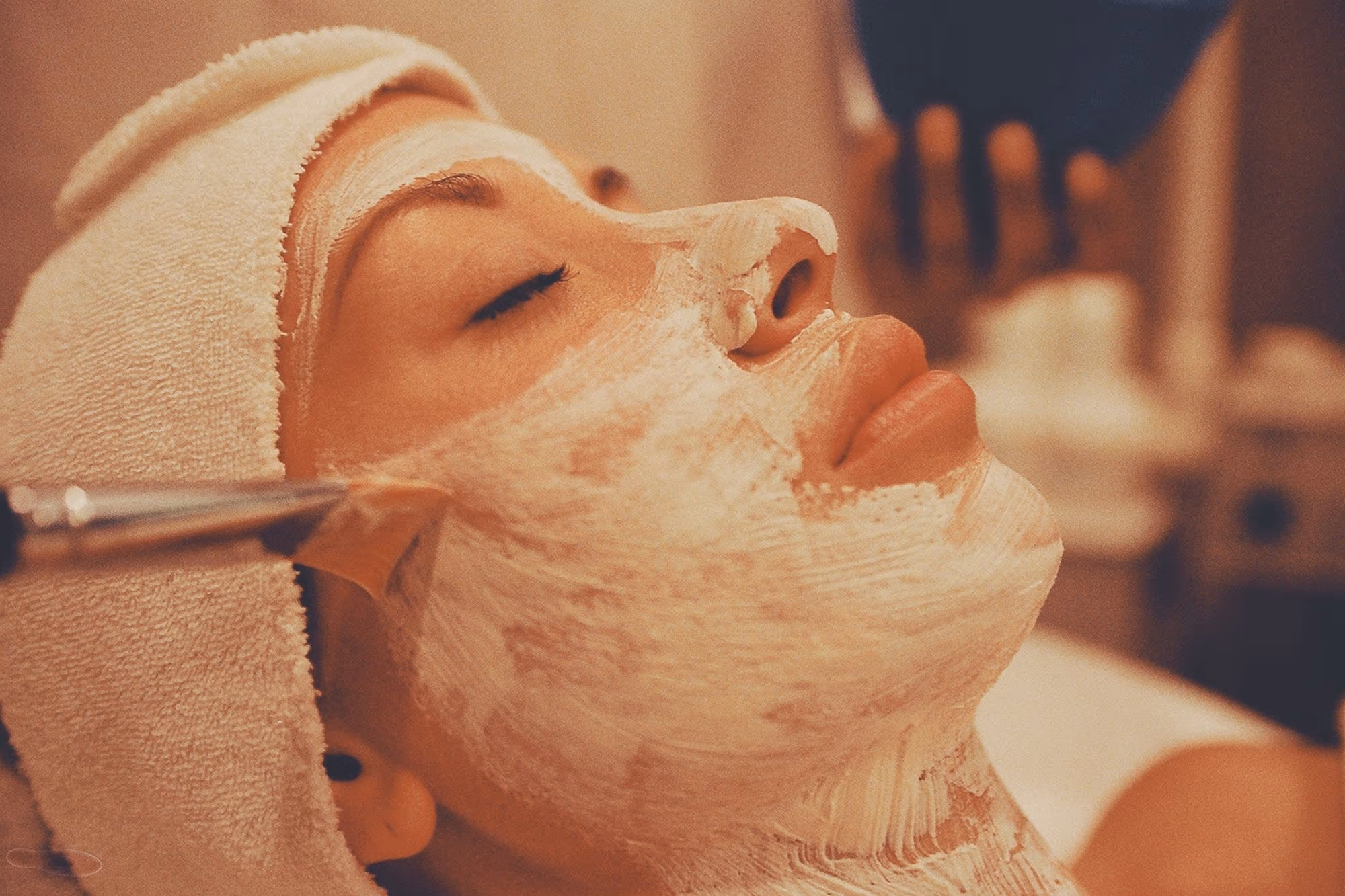Cilt bakımı seansında maske uygulaması